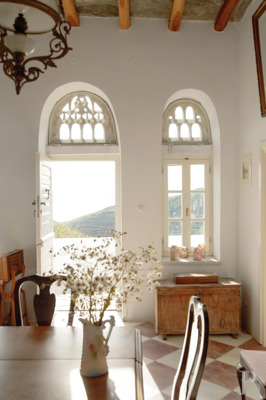 À Tinos, dans les Cyclades, une maison du 17e siècle tout de blanc vêtue - photo  n°6